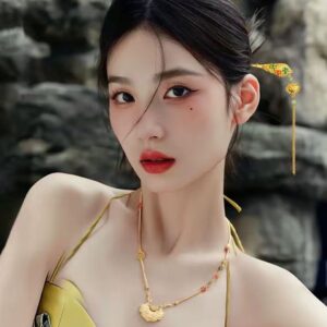 Golden peace lock tassel hairpin, a new Chinese style hair accessory for cheongsams, exuding elegance and representing traditional femininity.