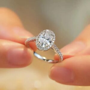 Engagement ring with a 4-carat super large diamond