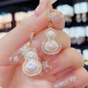 Australian white pearl gourd-shaped ear hooks for women, stylish, elegant, and versatile design.