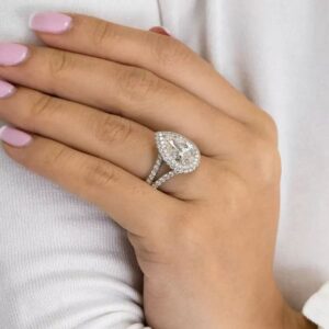 Engagement ring with a 5-carat super large diamond