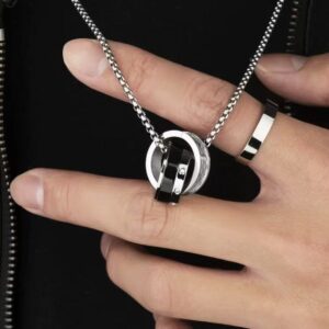 Men's lucky necklace with interlocking links