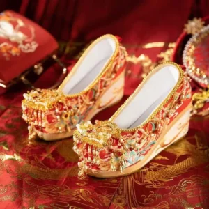 Chinese wedding shoes, heavy-duty ancient style, heightened red bride handmade Hanfu wedding embroidered shoes, pearls